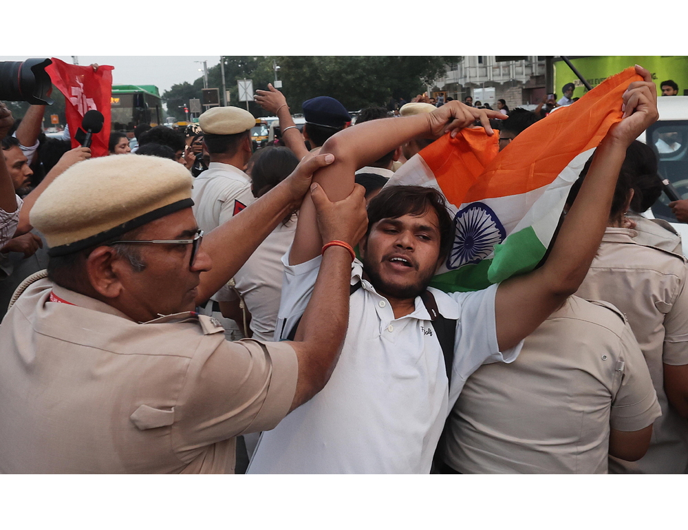 ‘Partito delle blatte’ protesta a New Delhi, ‘basta attacchi ai diritti democratici’