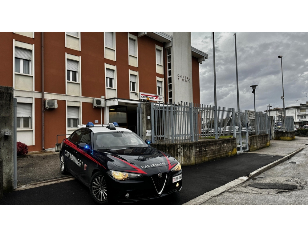 Picchia la compagna appena i carabinieri escono di casa, arrestato