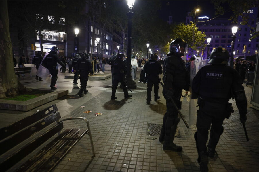 In manifestazione non autorizzata. Tensione e vandalismo