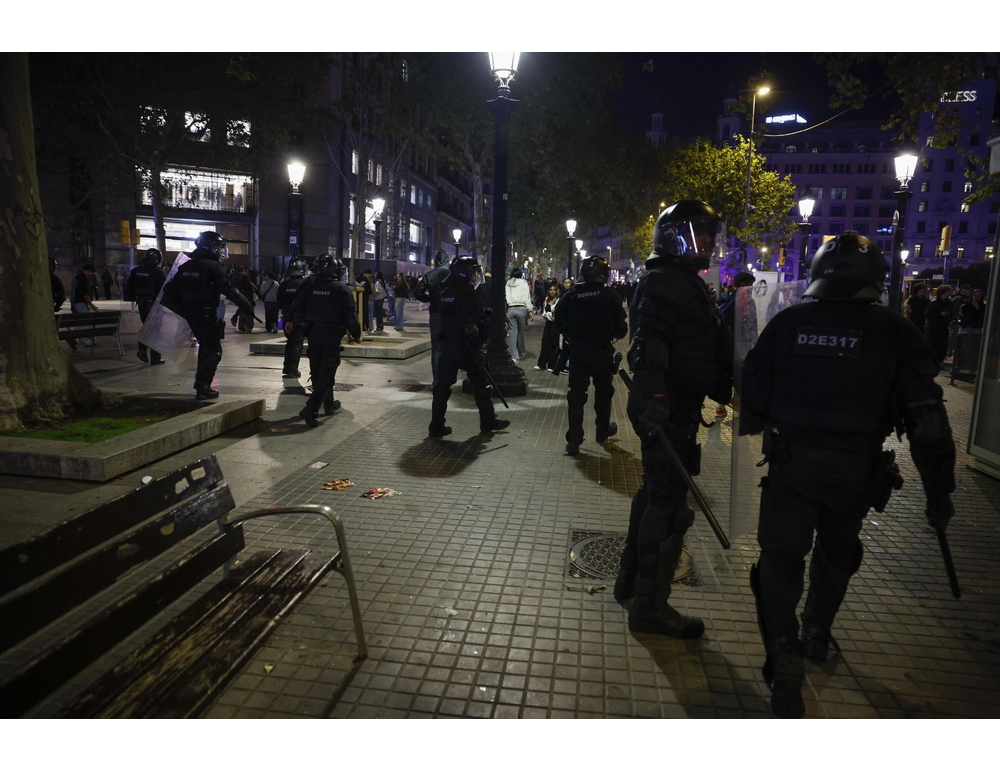 Polizia, 128 arresti e 15 agenti feriti per disordini a Barcellona