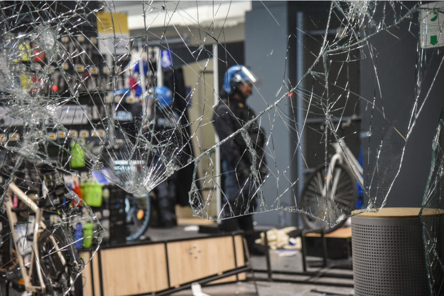 Vandalismo e saccheggiamenti in zona Moscova