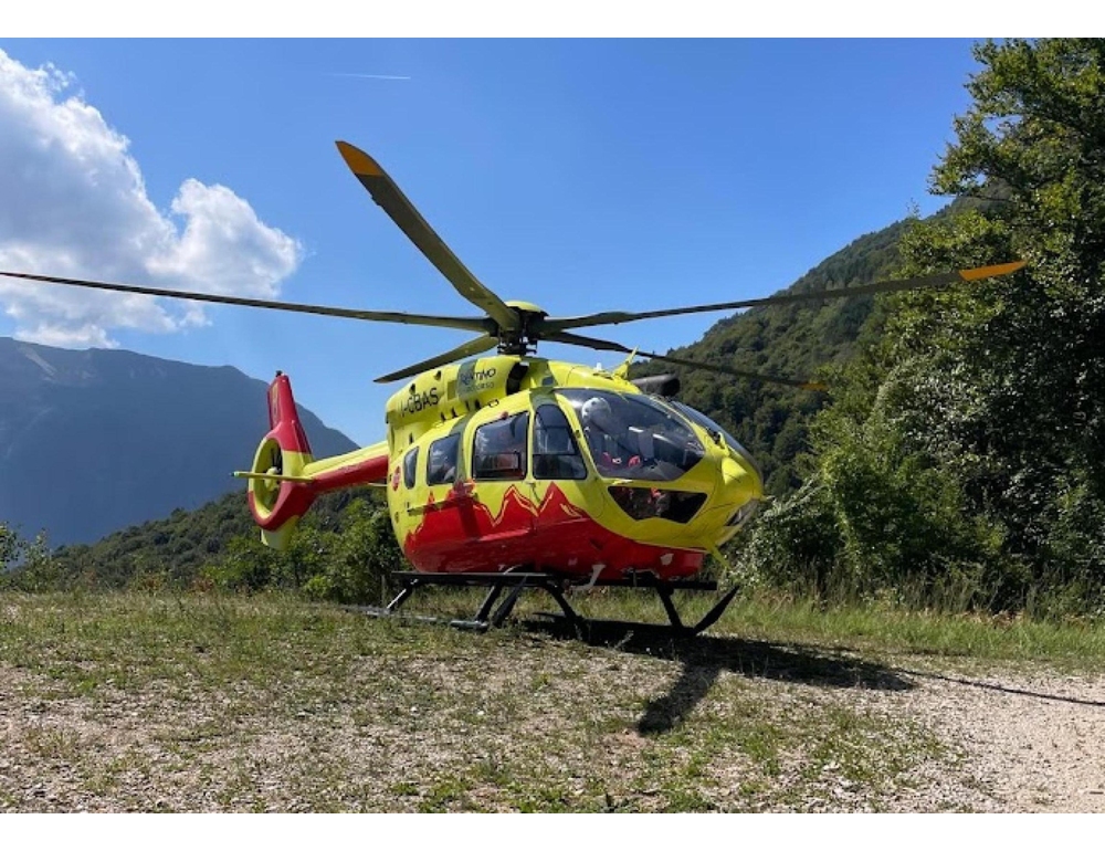Precipita in un dirupo mentre cerca funghi con il marito, morta 66enne