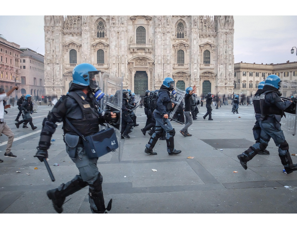 Presidio centrodestra a Milano, momenti di tensione con alcuni giovani