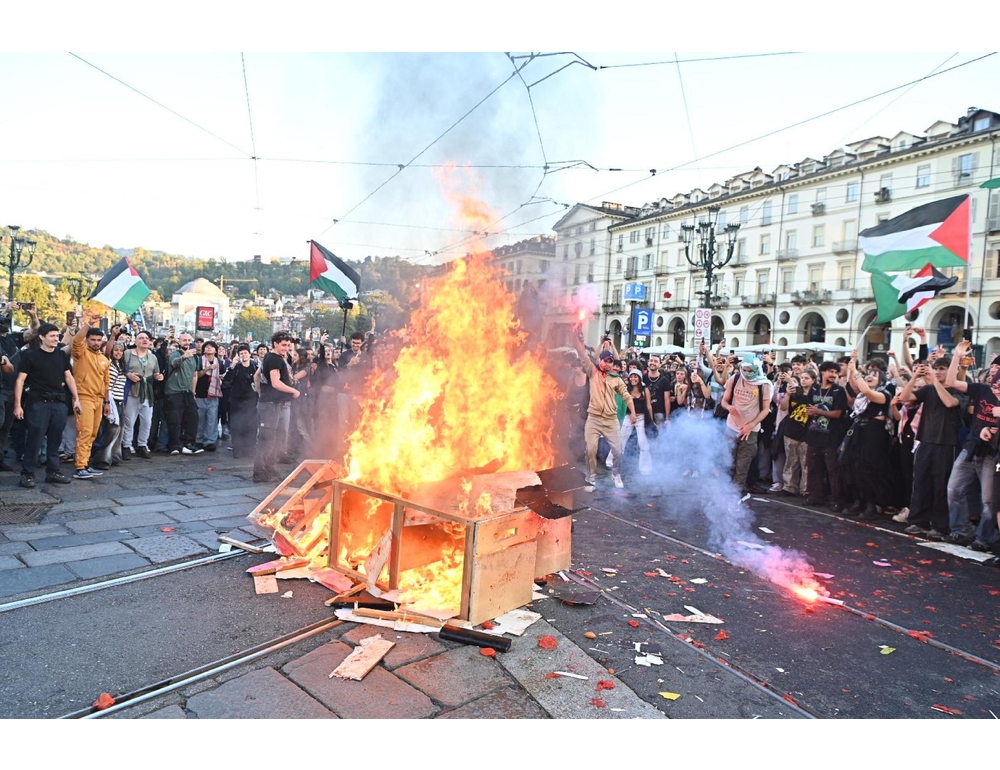 Pro-Pal a Torino, Trump e Netanyahu in fiamme ‘li processiamo noi’
