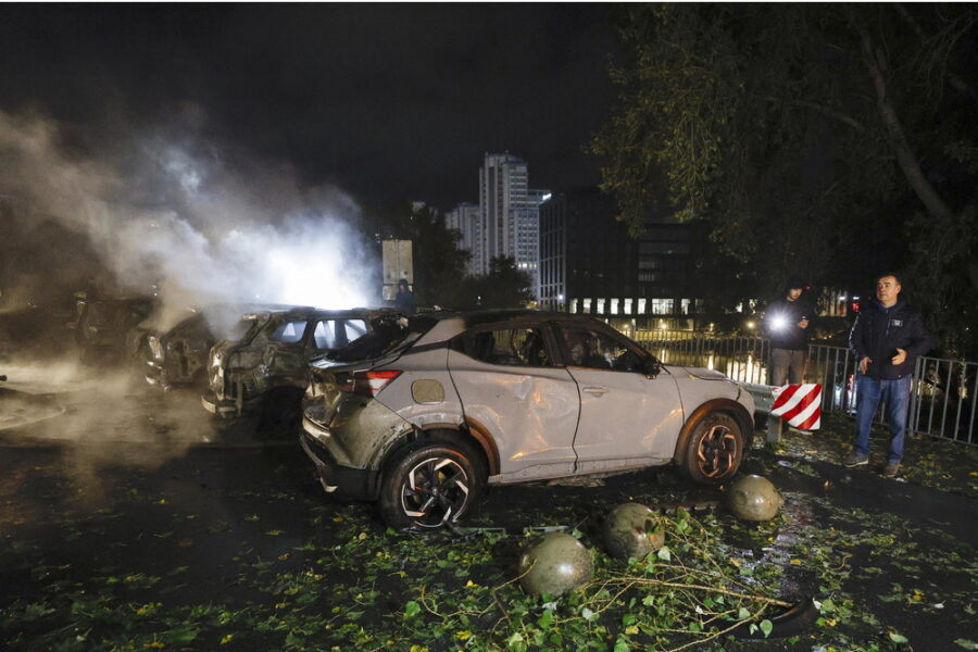 Alcune auto sono in fiamme