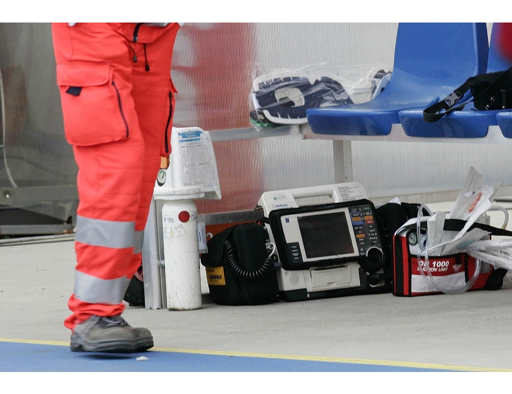 Prof salva col defibrillatore 17enne, attacco cardiaco a educazione fisica