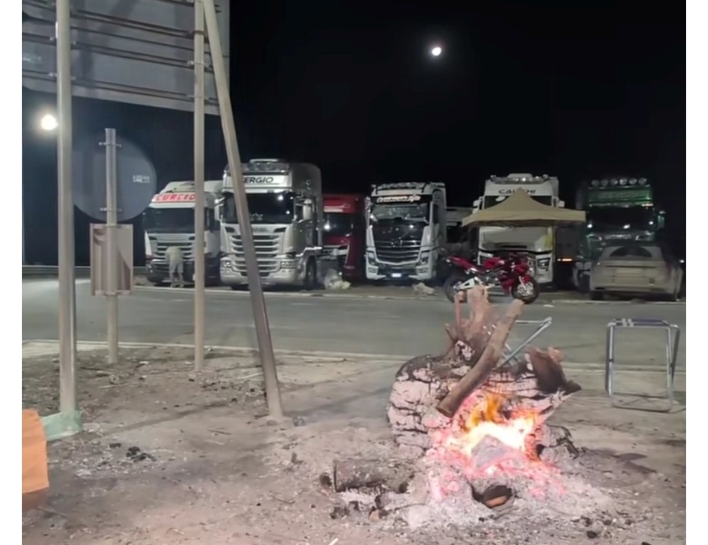 Protesta Tir: resta presidio trasportatori a Gela, ‘fermo prosegue’