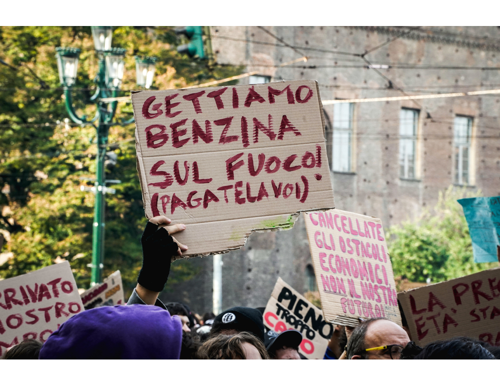 Protesta a Torino contro carovita, cori anti Meloni e Vannacci