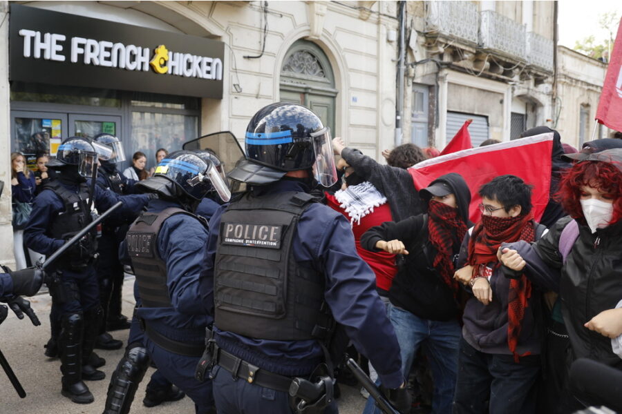 Bloccati anche 25 campus universitari. A fuoco i cassonetti a Parigi