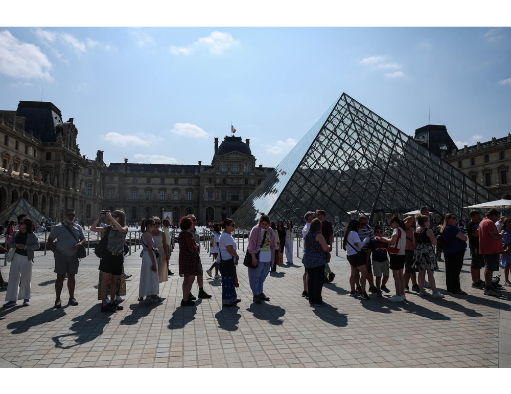 Proteste in Francia, manifestanti bloccano l’accesso al Louvre
