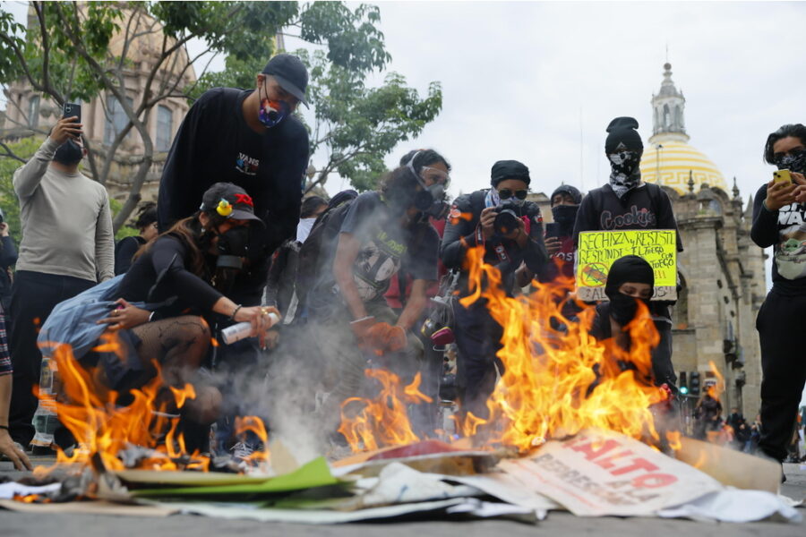 Infiltrati lanciano molotov