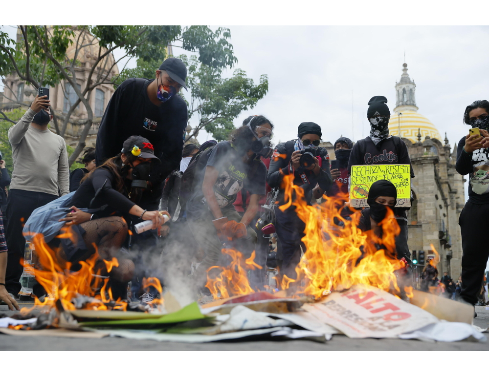 Proteste per l’acqua a Guadalajara, a fuoco il palazzo del Congresso