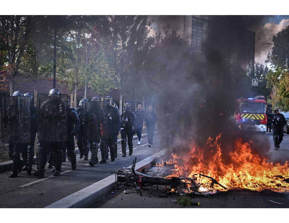 Proteste studentesche in Francia, feriti 65 dipendenti scolastici di cui 40 presidi
