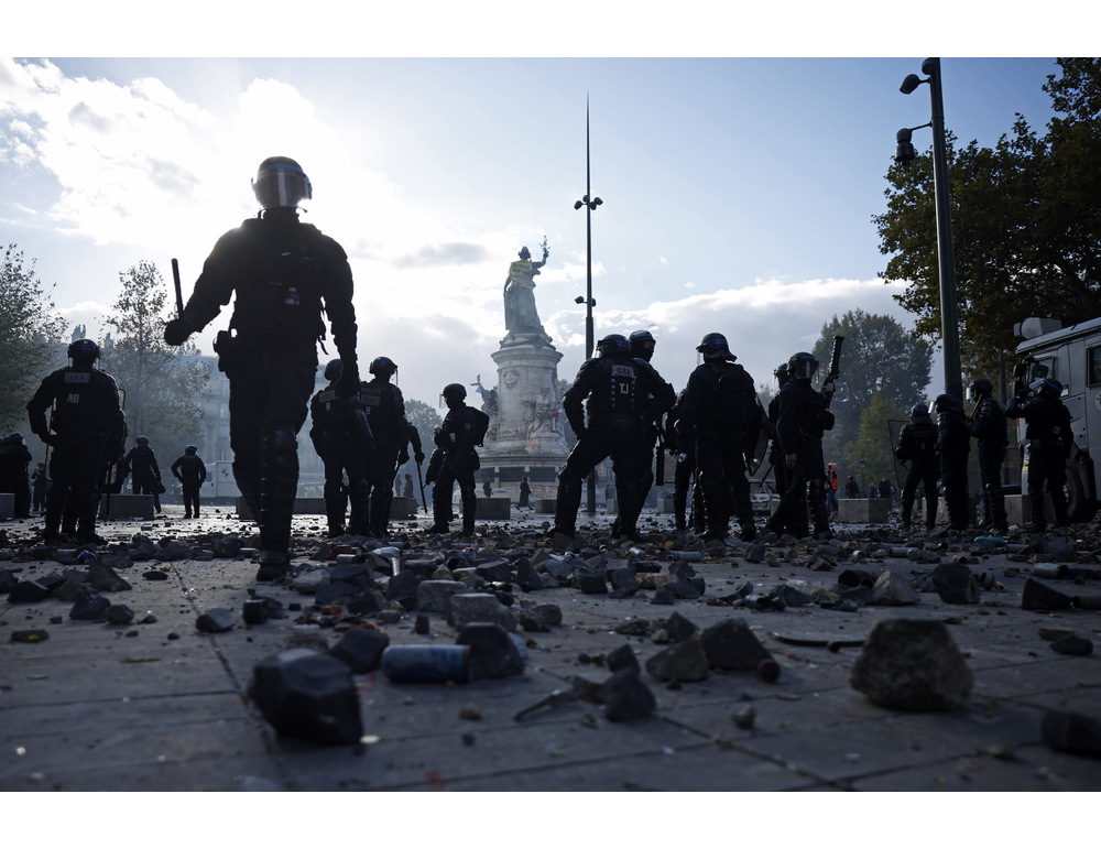 Questa notte coprifuoco a Parigi a Place de la Republique