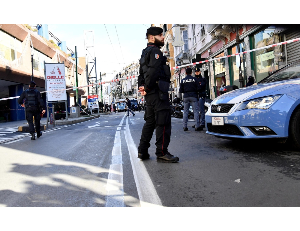 Ragazzino dà fuoco a un clochard e gli brucia le gambe