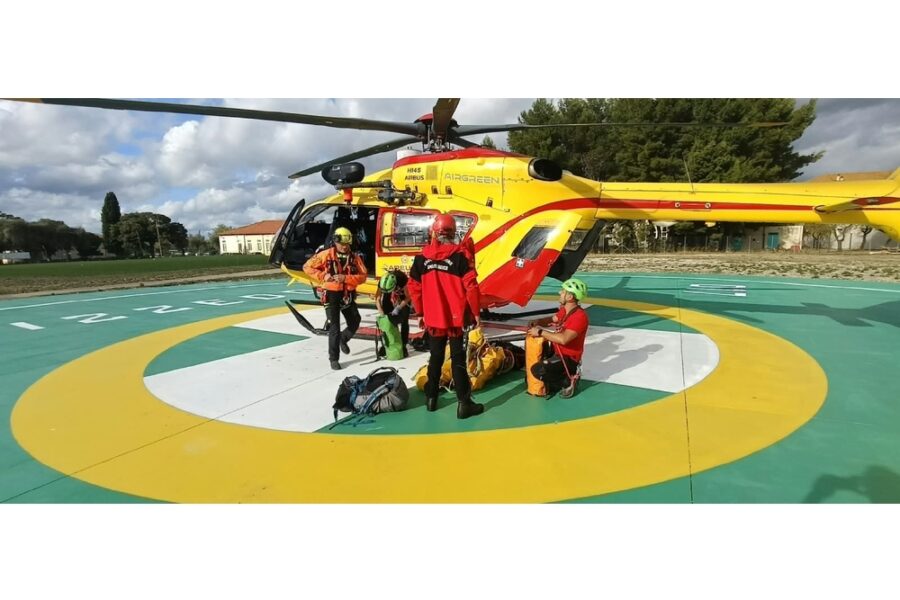 I tecnici del Soccorso alpino e i vigili del fuoco ora devono liberarlo dalla frana