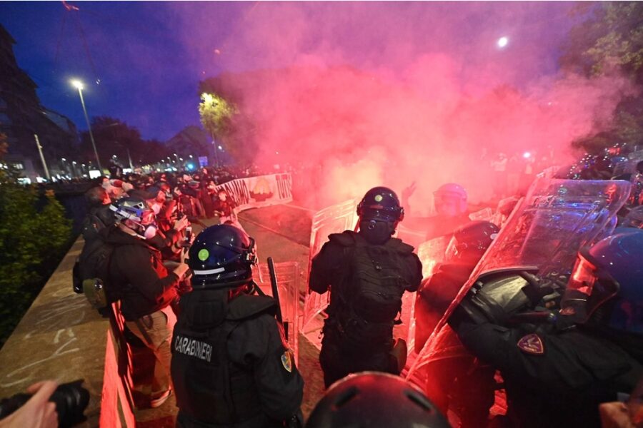 Le forze dell'ordine rispondono ai manifestanti
