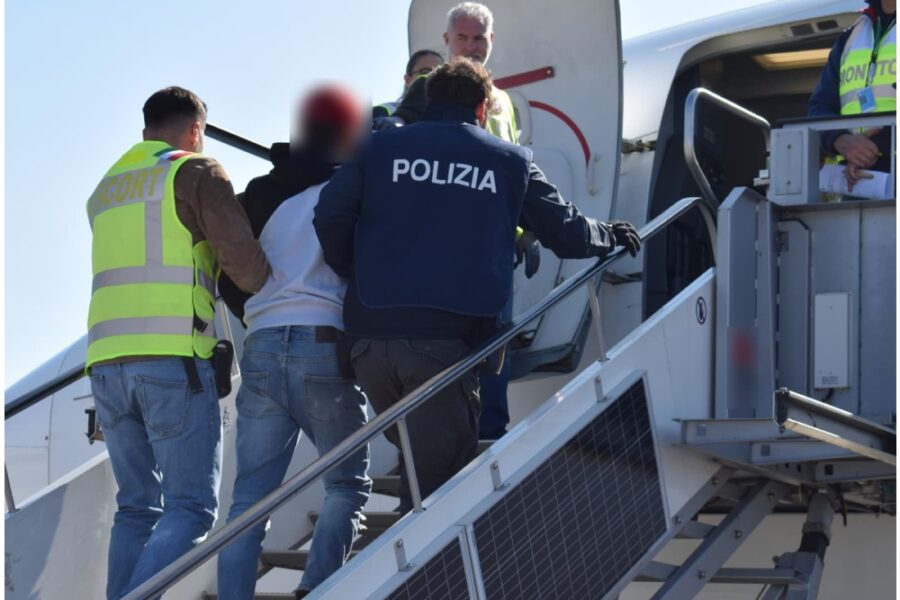 'Diffondeva sui social messaggi che incitavano alla violenza'