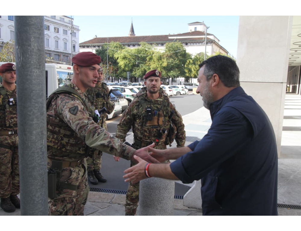 Salvini in centro a Milano incontra i commercianti e i parà