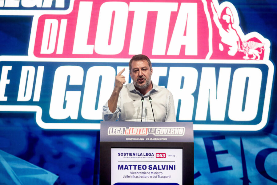 Lo sfidante Garavaglia ha avuto 146 voti. Poi sul palco l'abbracciato con il segretario