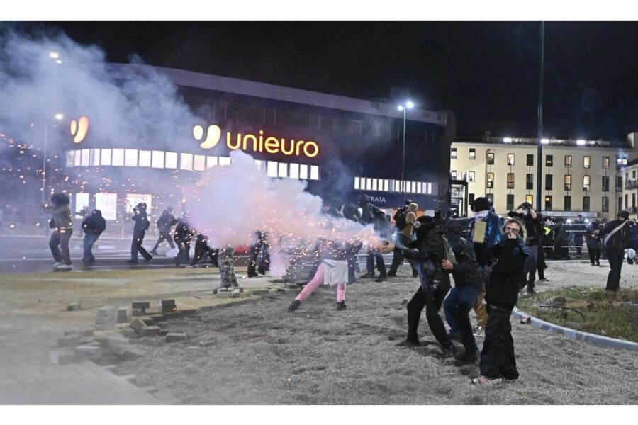 I manifestanti tentavano di procedere verso il centro città