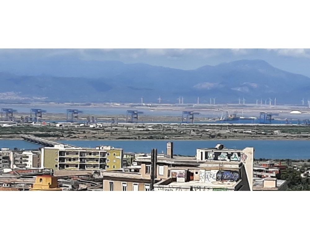 Schiacciato da tubi, operaio morto al porto industriale di Cagliari