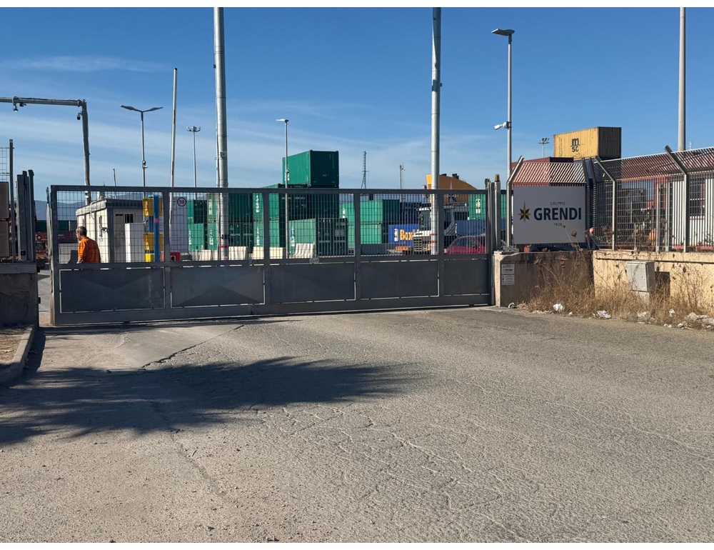 Schiacciato dai tubi in porto a Cagliari, l’operaio morto aveva 61 anni
