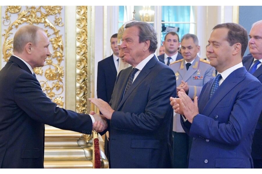 ANSASchroeder-da-Putin-per-il-compleanno-Merz-profondamente-indignato
