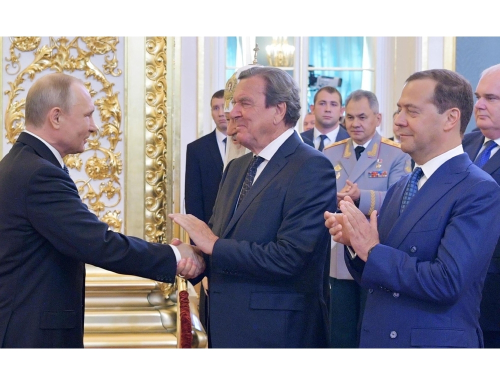 Schroeder da Putin per il compleanno, Merz ‘profondamente indignato’