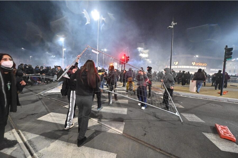 Fermati per accertamenti dei manifestanti