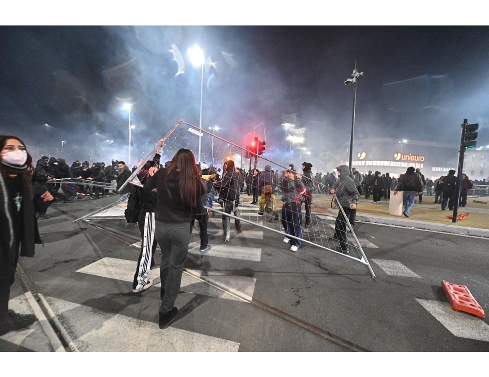 Sciolto il corteo a Torino dopo un fitto lancio di lacrimogeni