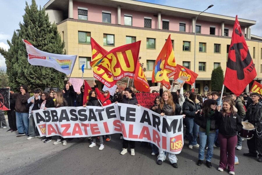 Manifestazione lungo le vie del centro