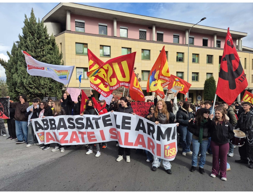 Sciopero a Campobasso, ‘abbassate le armi, alzate i salari’