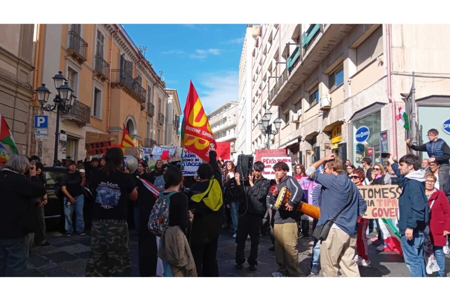 Circa duecento manifestanti in corteo da piazza Matteotti verso la Prefettura