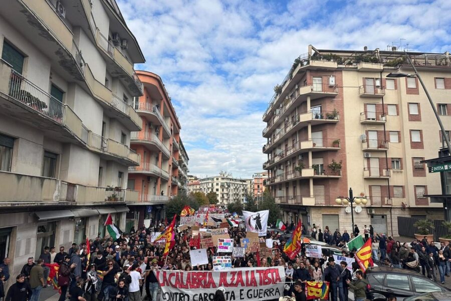 Tra i manifestanti gli agricoltori con i loro mezzi e piccoli imprenditori