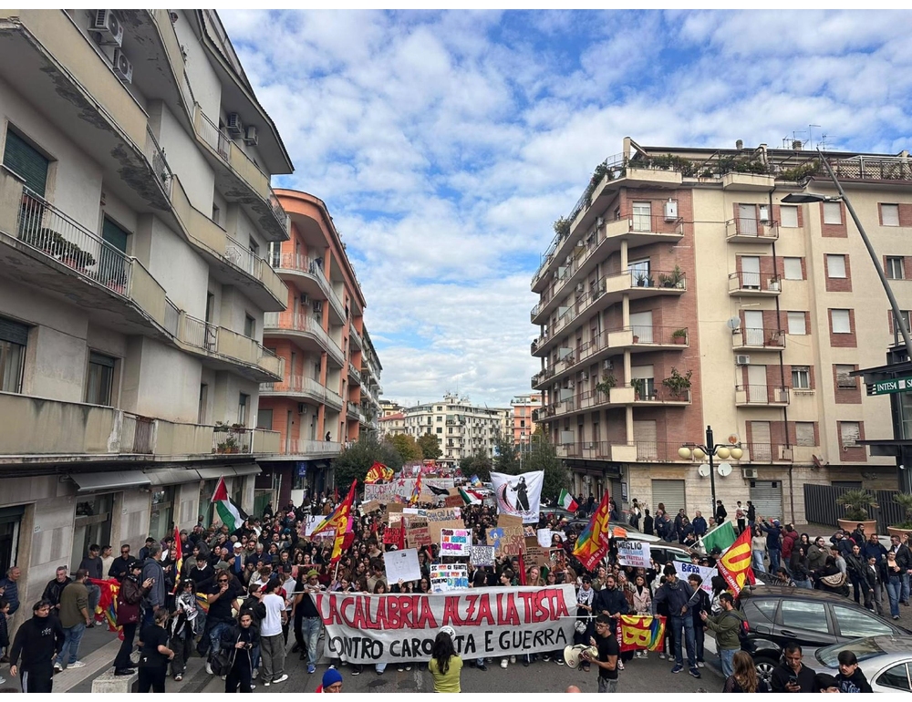 Sciopero a Cosenza, studenti e lavoratori in corteo, anche trattori
