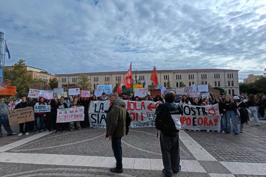 Pretestano per caro vita e chiedono interventi sull'edilizia scolastica
