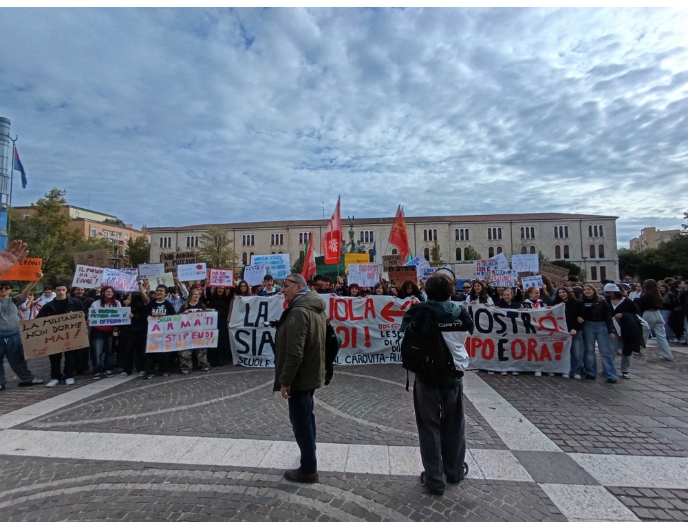 Sciopero a Foggia, centinaia di studenti in corteo