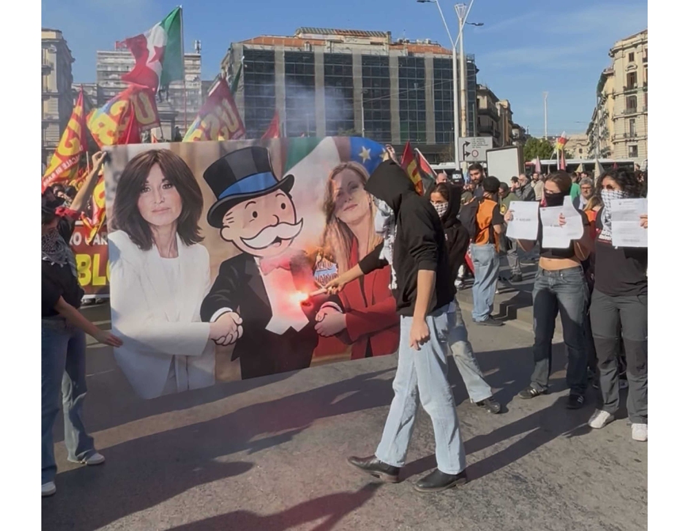 Sciopero a Napoli bruciato, manifesto con Meloni e Bernini
