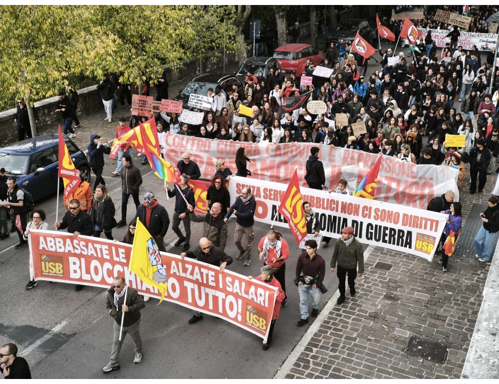 Sciopero a Perugia, studenti aprono corteo contro riarmo e carovita