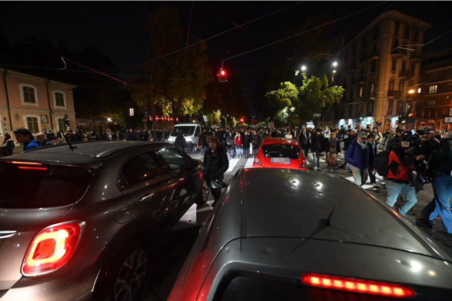 Manifestanti di corsa lungo le strade della città