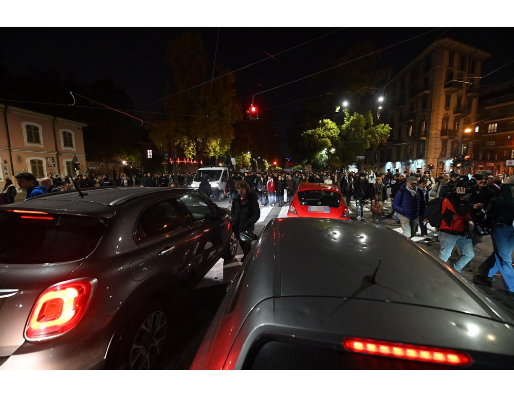 Sciopero a Torino, il corteo sfida la polizia e tenta di entrare in centro