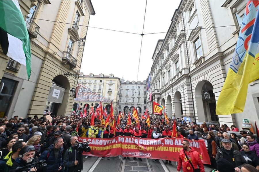 In piazza anche esponenti della Global Sumud Flotilla. Su striscione 'il pane è un lusso'