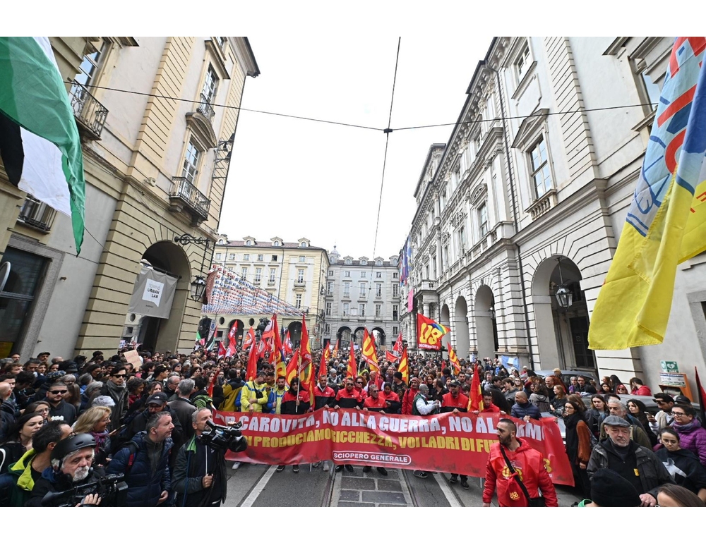 Sciopero a Torino, in migliaia al corteo contro carovita, guerra e riarmo
