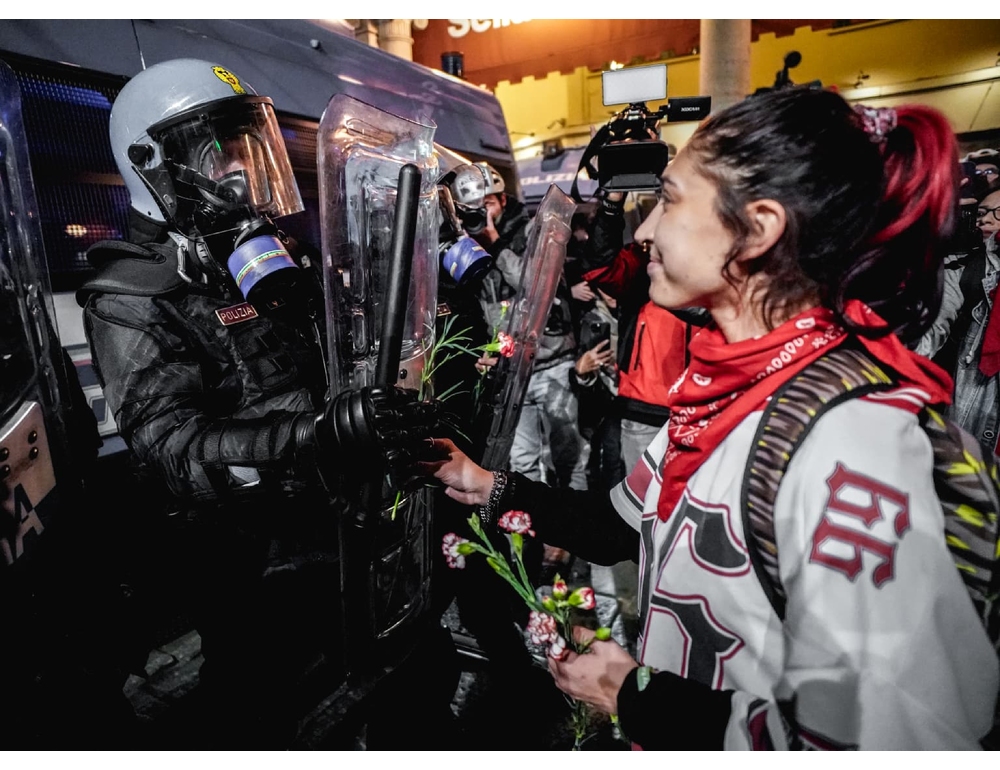 Sciopero a Torino, manifestante porge fiori alla polizia