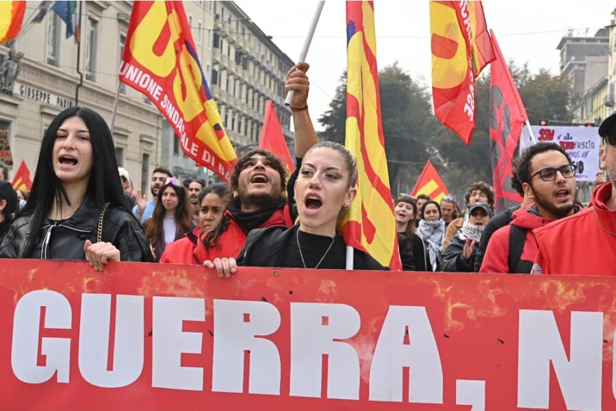 In piazza anche lo striscione di sostegno allo sciopero dei portuali in 22 Paesi