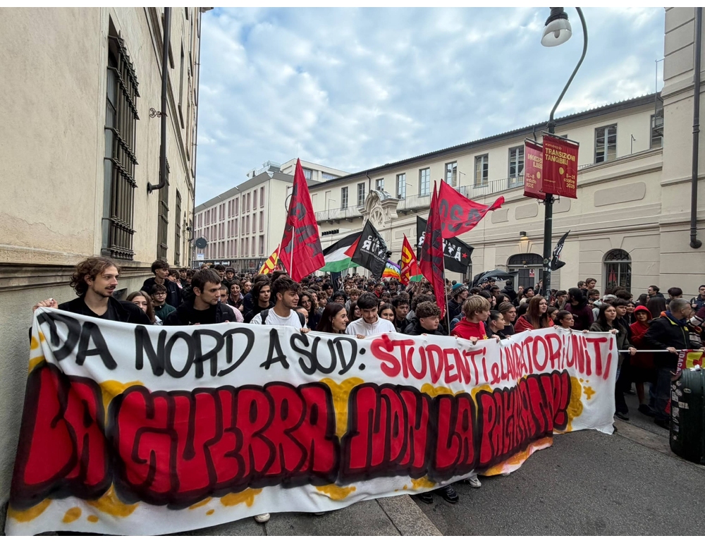 Sciopero a Torino, un migliaio in corteo partito da Palazzo Nuovo