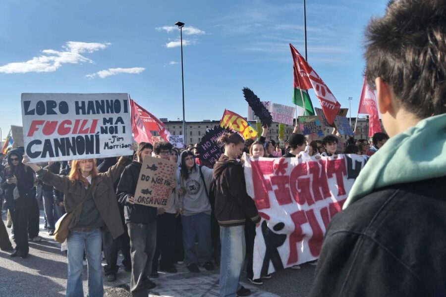 Tra gli slogan