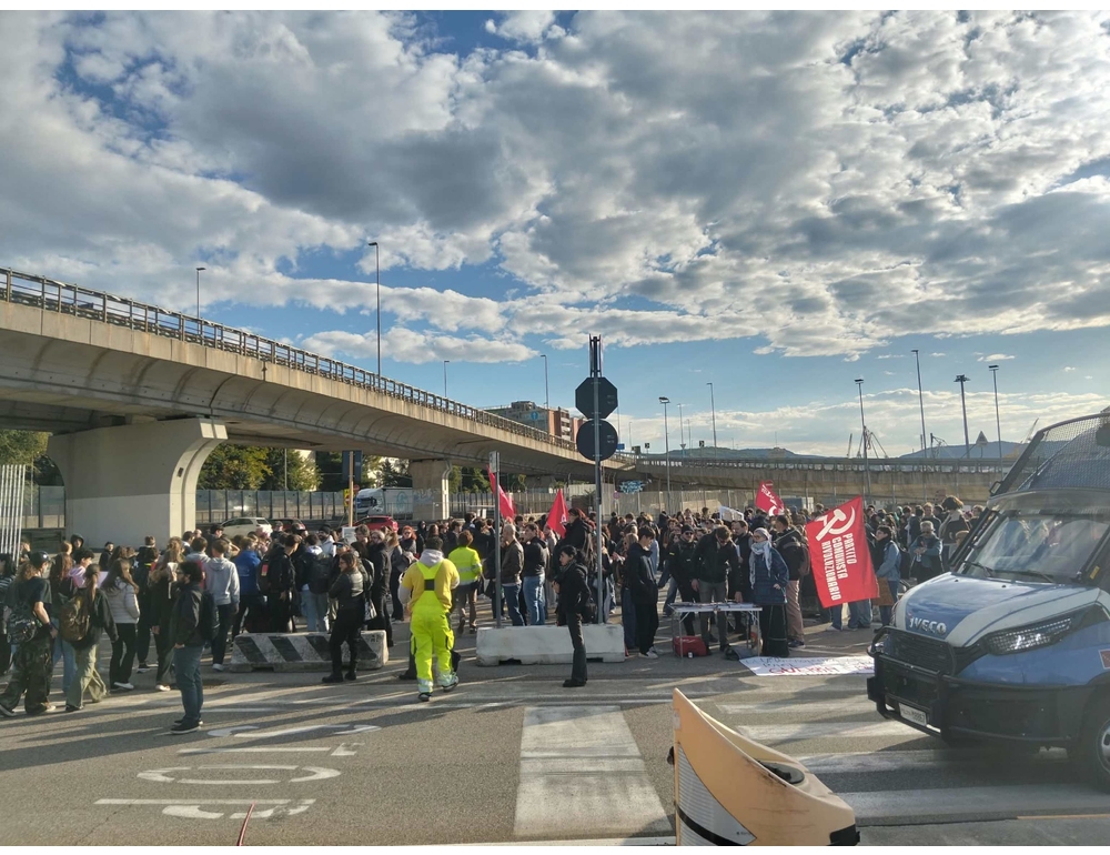 Sciopero a Trieste, diverse centinaia di manifestanti all’ingresso del porto