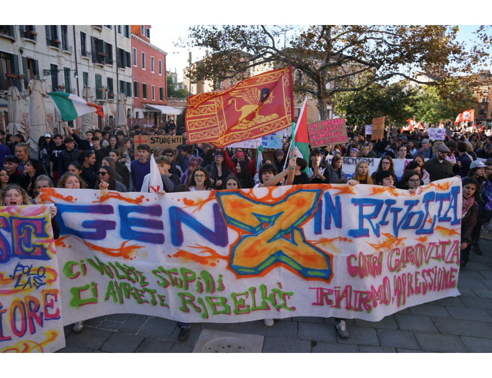 Sciopero a Venezia, centinaia di studenti in centro storico
